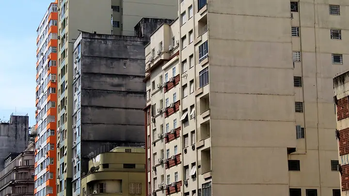 Fachadas de prédios residenciais antigos, lado a lado