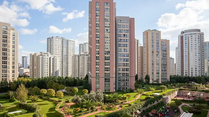 Torres residenciais em volta de um parque arborizado